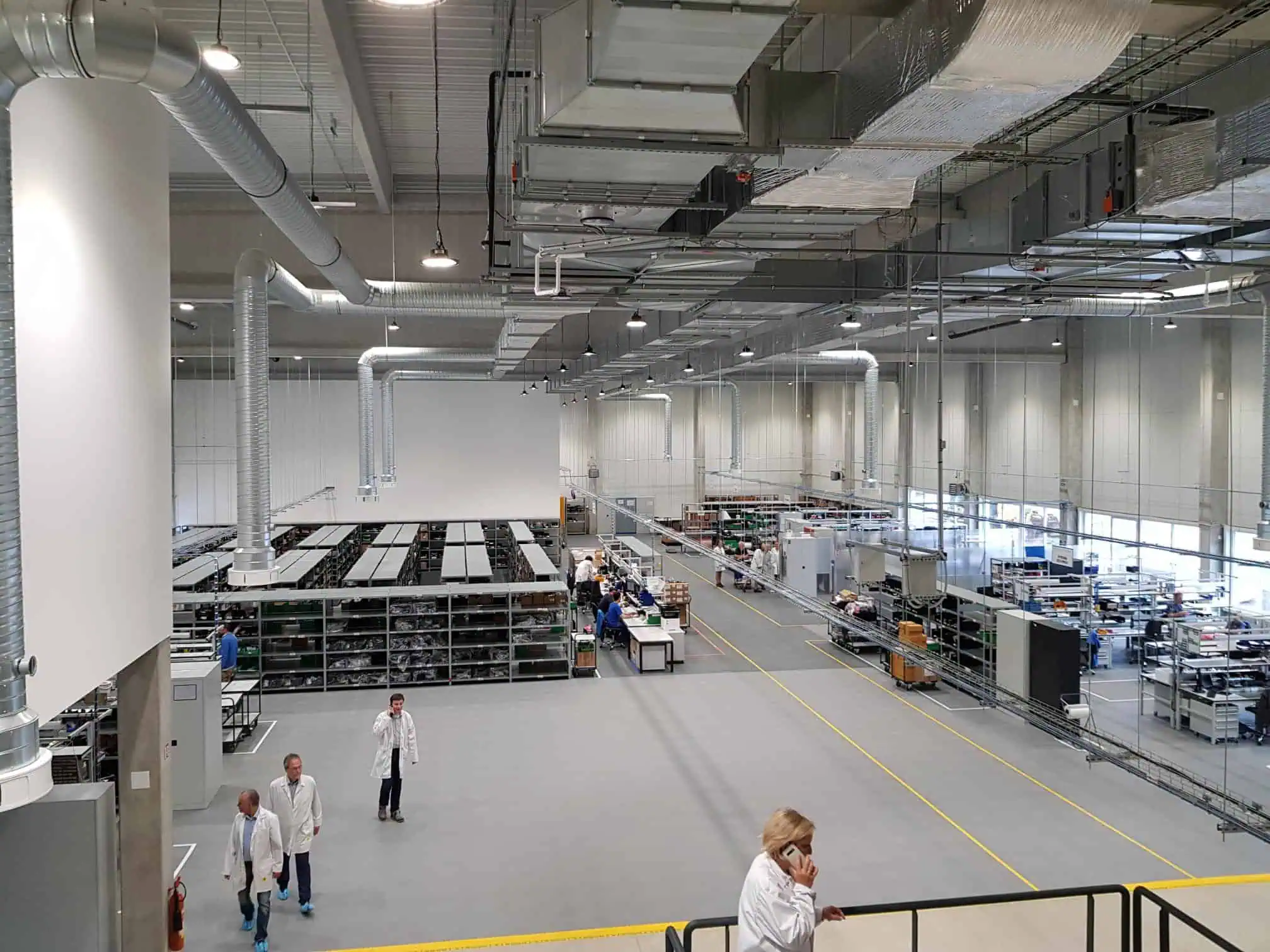 uma visão do interior do depósito de fabricação da Cattron em Liberec, República Tcheca