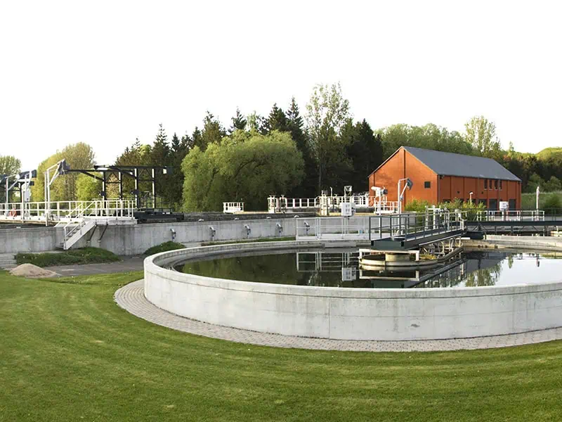 Vista externa de uma estação de tratamento de água com tanques de retenção