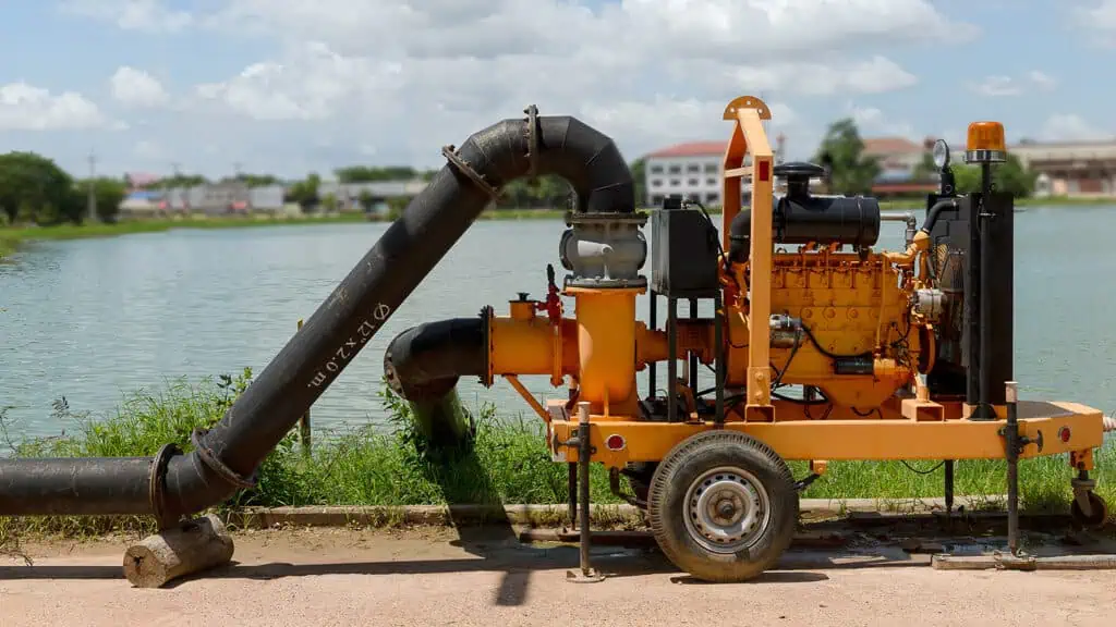 Wasserpumpe mit Dieselmotor neben einem Teich